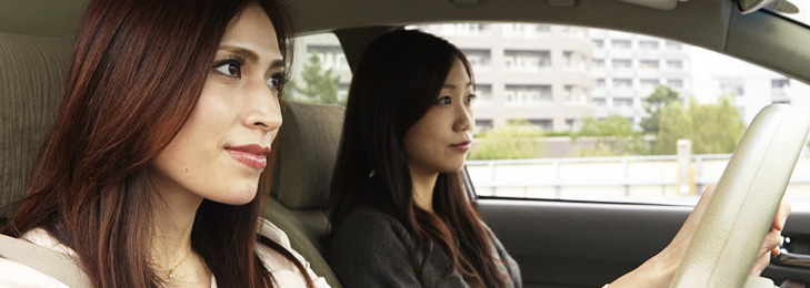 女性がアドバイスを受けている画像